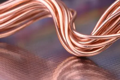 Cobre cierra la semana con un nuevo máximo histórico en Londres y se acerca a los US$5,5 la libra