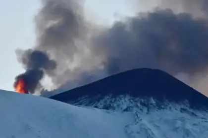Registran el espectacular momento en que el volcán Etna entra en erupción