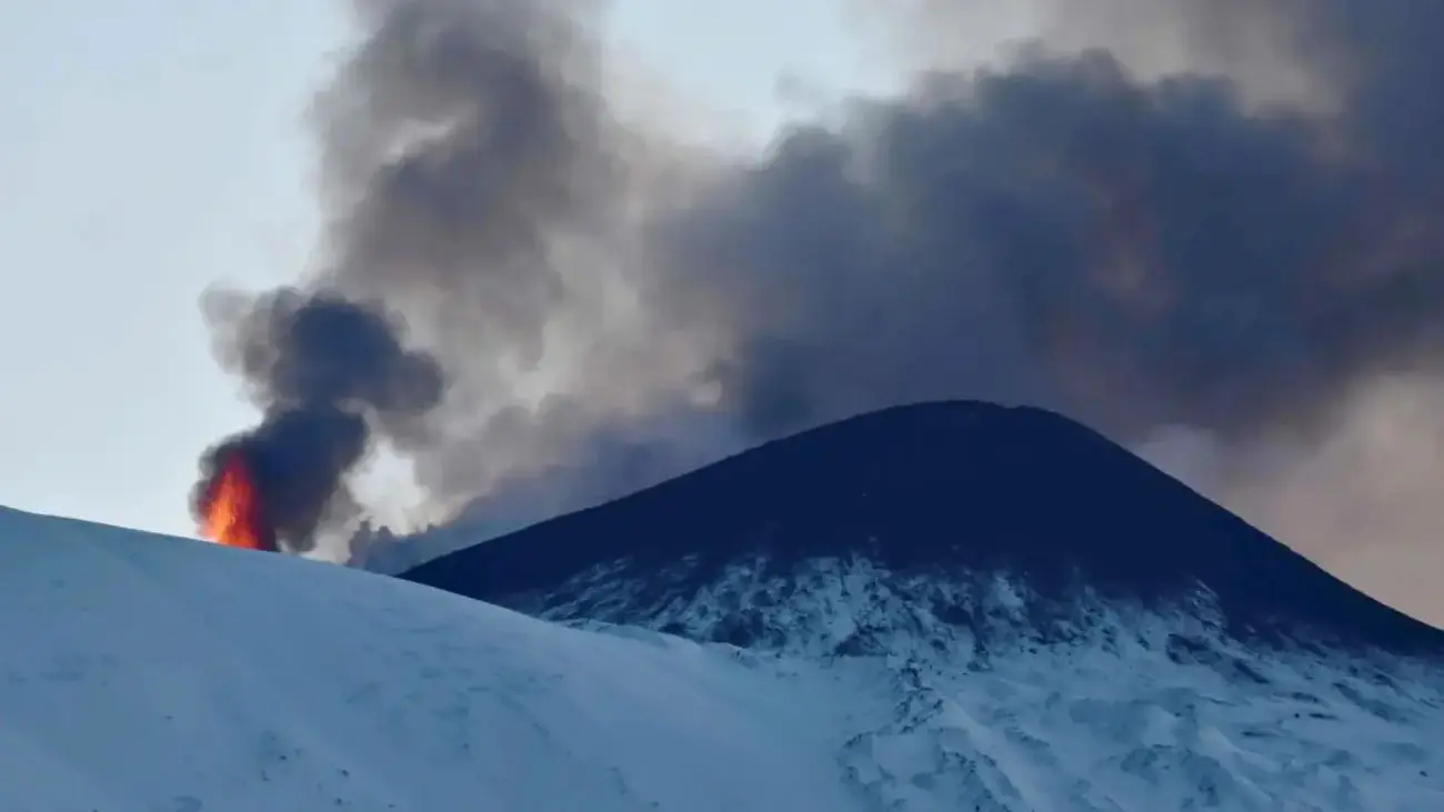 Registran el espectacular momento en que el volcán Etna entra en erupción