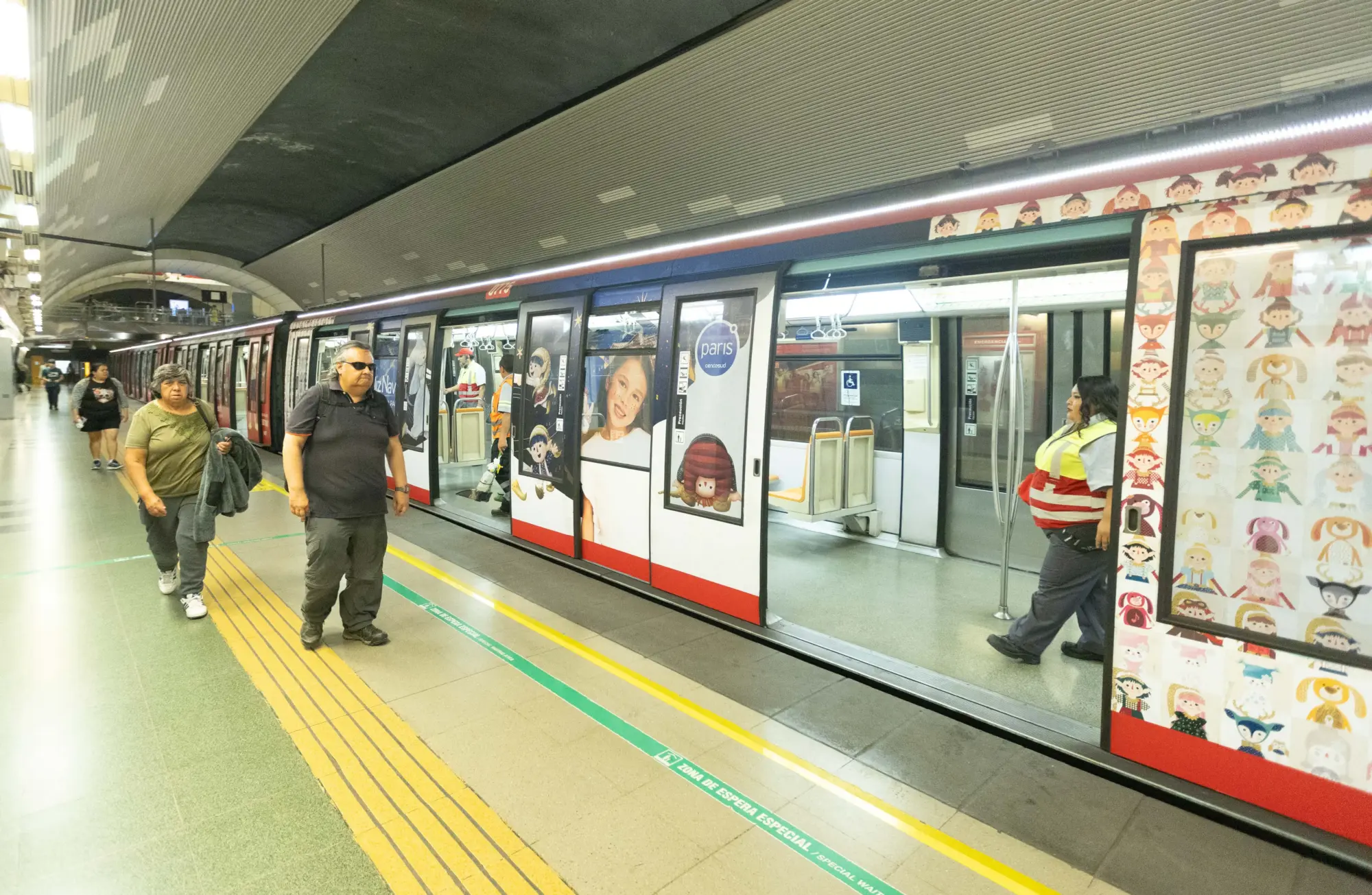 La Navidad llegó al Metro con Duendes Mágicos, música y un tren convertido en trineo La Navidad llegó al Metro con Duendes Mágicos, música y un tren convertido en trineo