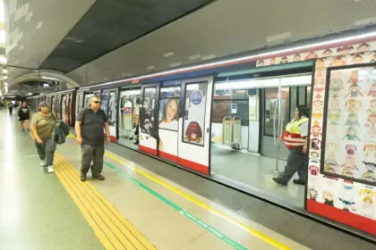 La Navidad llegó al Metro con Duendes Mágicos, música y un tren convertido en trineo