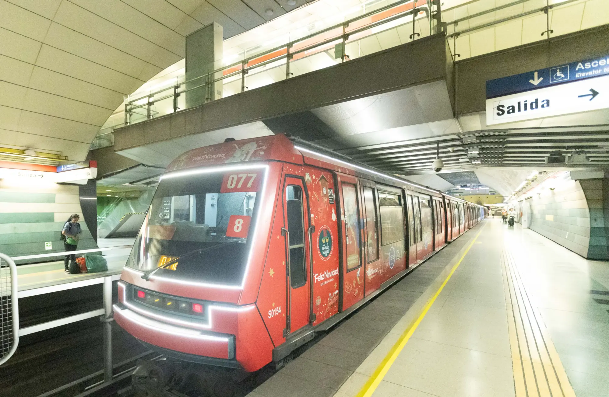 La Navidad llegó al Metro con Duendes Mágicos, música y un tren convertido en trineo