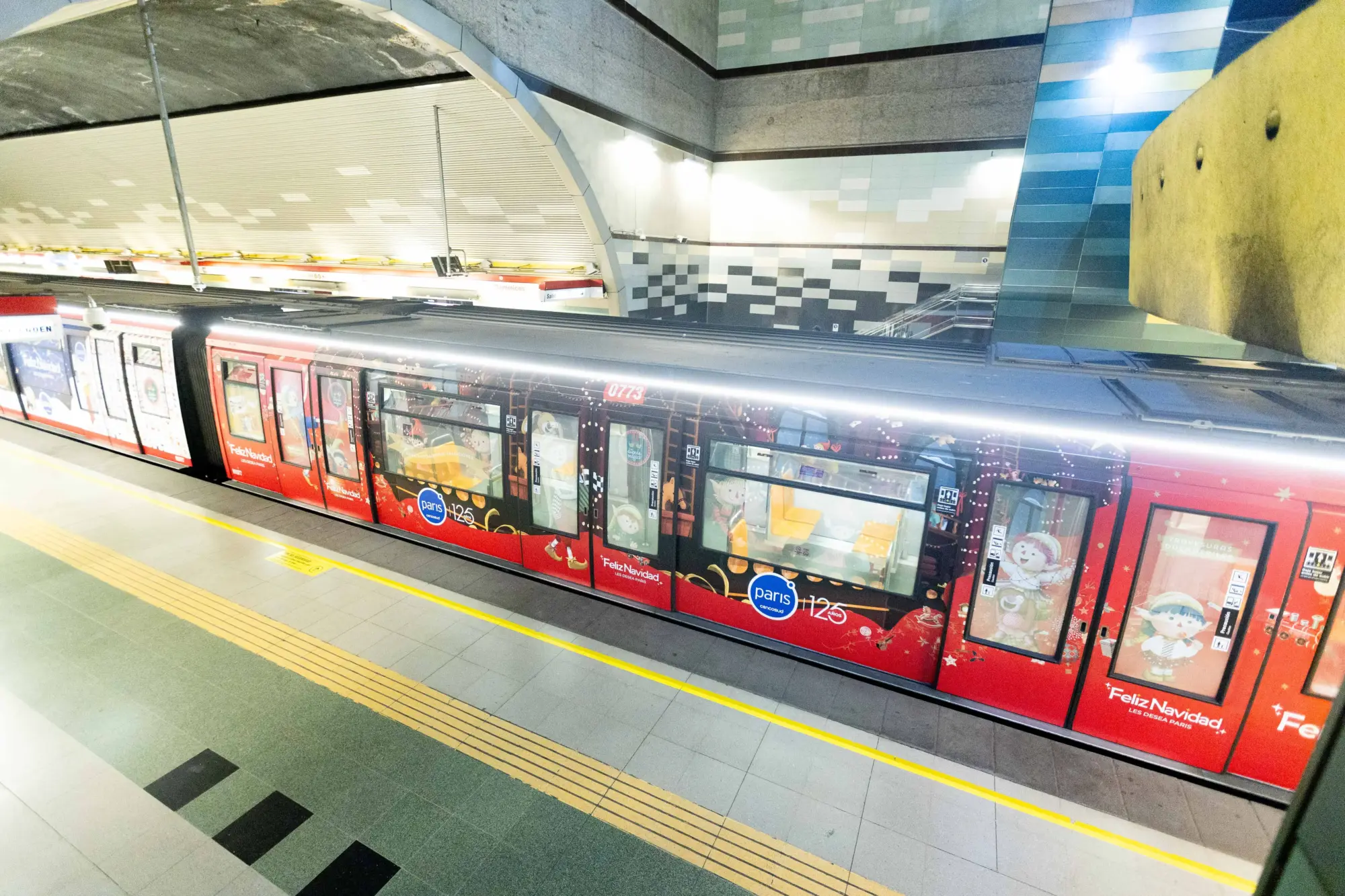 La Navidad llegó al Metro con Duendes Mágicos, música y un tren convertido en trineo La Navidad llegó al Metro con Duendes Mágicos, música y un tren convertido en trineo