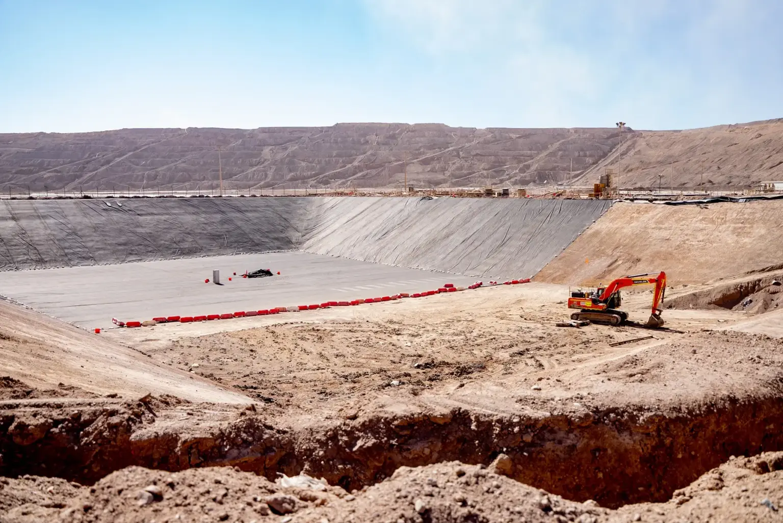 Lomas Bayas: US$16 millones para blindar su contención — la obra silenciosa que define la sostenibilidad