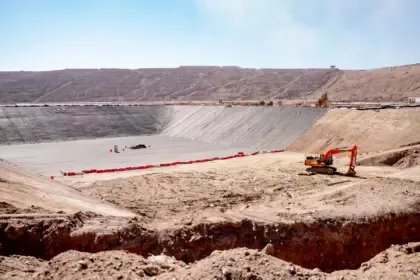 Lomas Bayas: US$16 millones para blindar su contención — la obra silenciosa que define la sostenibilidad