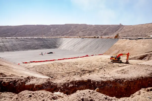 Lomas Bayas: US$16 millones para blindar su contención — la obra silenciosa que define la sostenibilidad