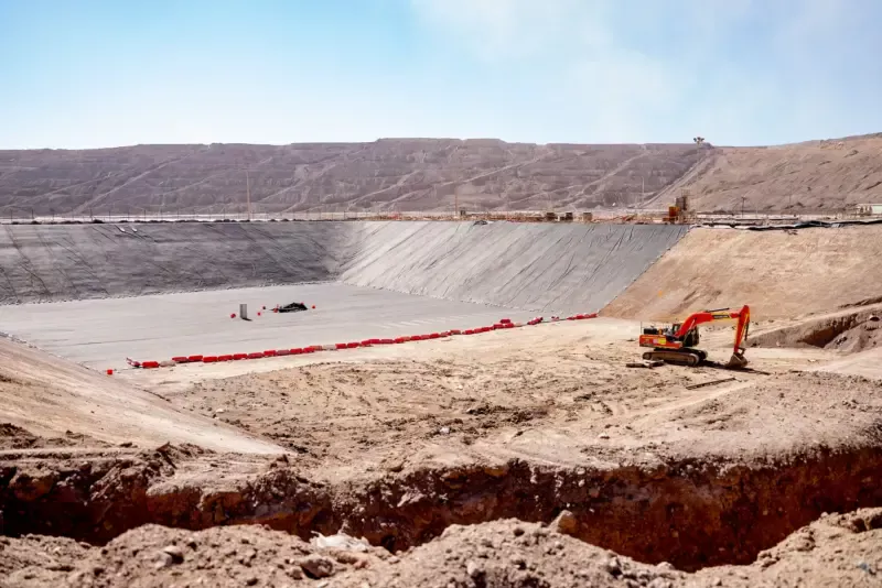 Lomas Bayas: US$16 millones para blindar su contención — la obra silenciosa que define la sostenibilidad