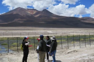 10 monitores ambientales quechua se forman en Ascotán para medir agua, caudal y biodiversidad