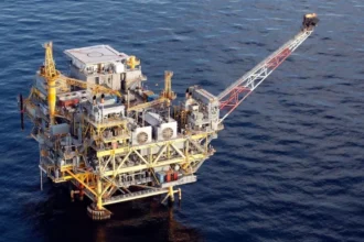 OPEP+ aumenta en 188 mil barriles diarios su producción desde junio pese a crisis en Ormuz