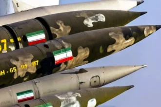Emiratos Árabes Unidos emite alerta de misiles tras ataque a buque en Ormuz