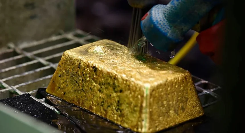 Pacgold produce su primera barra doré dorada en el proyecto White Dam