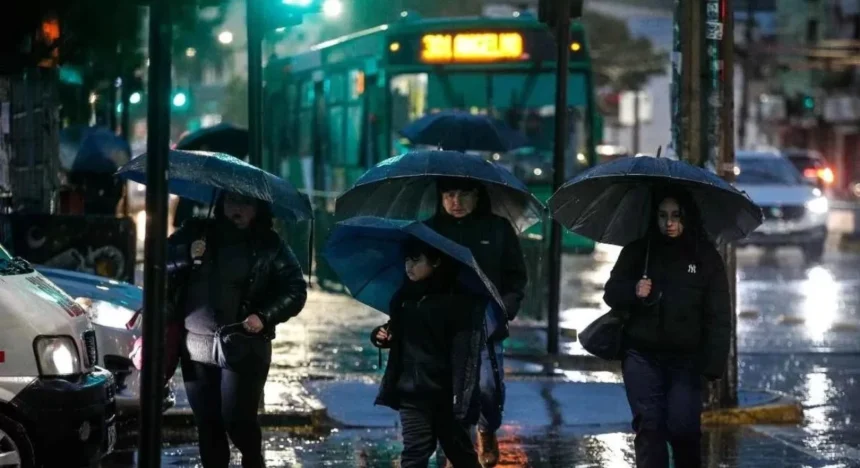 Sistema frontal: hasta 255 mm de lluvia y tormentas eléctricas impactarán a 9 regiones de Chile