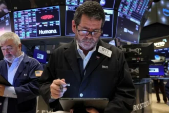 Wall Street sube 1,03% y marca récords históricos mientras el IPSA cae 0,2% en jornada de contrastes