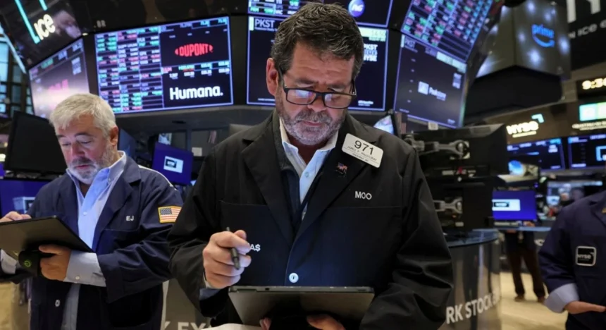 Wall Street sube 1,03% y marca récords históricos mientras el IPSA cae 0,2% en jornada de contrastes