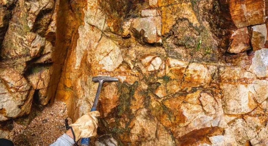 Collective Mining descubre oro de alta ley en pozos iniciales en la zona de rampa