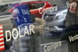 Dólar en Chile: cae bajo los $900 y cobre sobre US$6 refuerza al peso en jornada clave