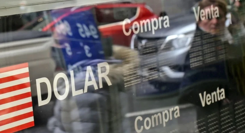 Dólar en Chile: cae bajo los $900 y cobre sobre US$6 refuerza al peso en jornada clave