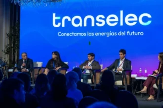 “Sin transmisión suficiente, la energía limpia y más económica no llega donde se necesita”: debate reúne a líderes del sector eléctrico 