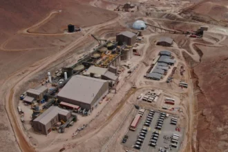 Gold Fields advierte fuerte alza de costos mineros por petróleo mientras Salares Norte impulsa producción récord