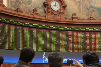 Bolsa de Santiago cae 1,03% pese a récord histórico de Wall Street tras dato de inflación en Chile