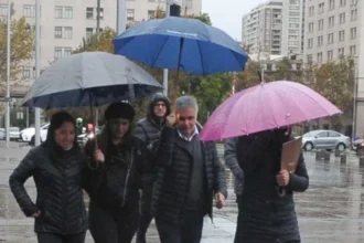 Lluvias en el sur y máximas sobre 25 °C en Santiago: así estará el tiempo este fin de semana en Chile