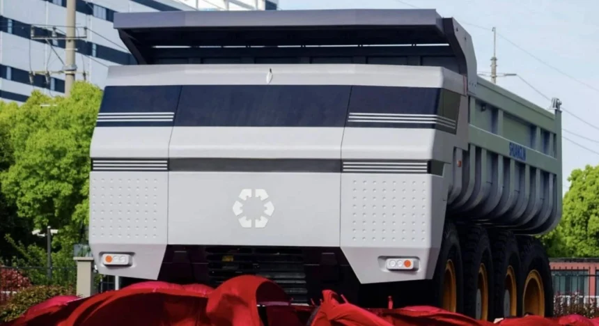 China presenta el Shuanglin K7, primer camión minero con módulos de esquina drive-by-wire