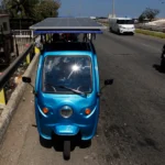 Joven cubano de 21 años impulsa triciclos eléctricos con energía solar ante crisis energética