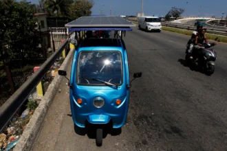 Joven cubano de 21 años impulsa triciclos eléctricos con energía solar ante crisis energética