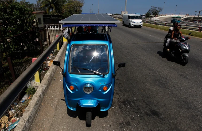 Joven cubano de 21 años impulsa triciclos eléctricos con energía solar ante crisis energética