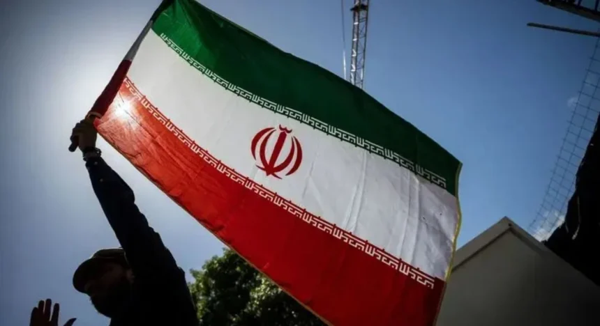 Estrecho de Ormuz: Irán amenaza con restringir el paso a países que respalden sanciones de EE.UU.