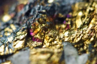 Highland Critical Minerals lidera alzas en acciones mineras canadienses con un 400% de incremento