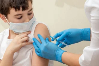 Influenza en Chile: 620 mil niños aún no reciben vacuna y Minsal alerta por avance del virus