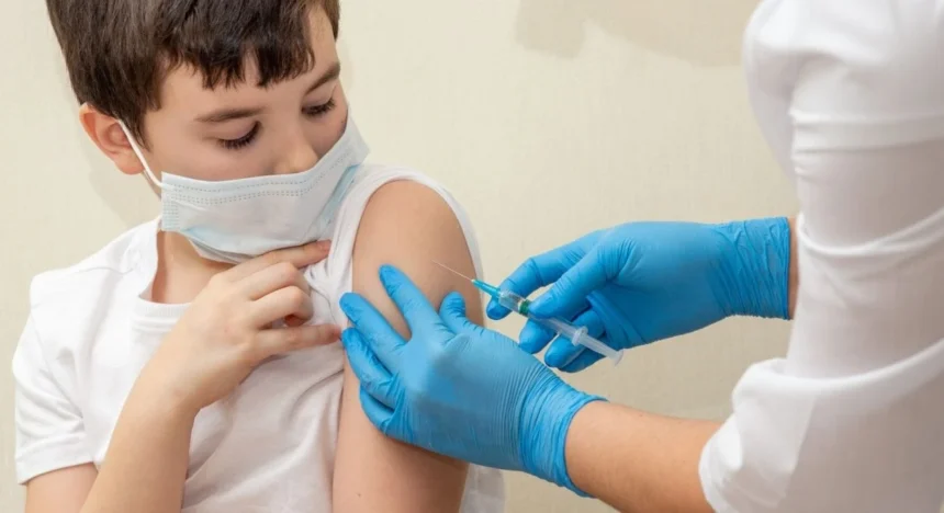 Influenza en Chile: 620 mil niños aún no reciben vacuna y Minsal alerta por avance del virus