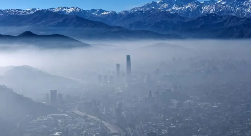 Extienden alerta ambiental en Santiago para este lunes: revisa la restricción vehicular y medidas vigentes