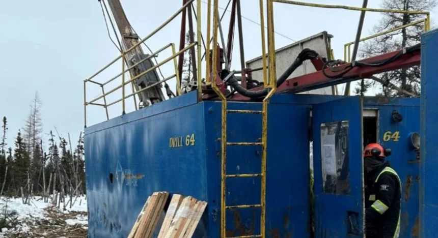 Brunswick Exploration perfora 17,7 metros con 1,10% Li₂O en Anatacau Main