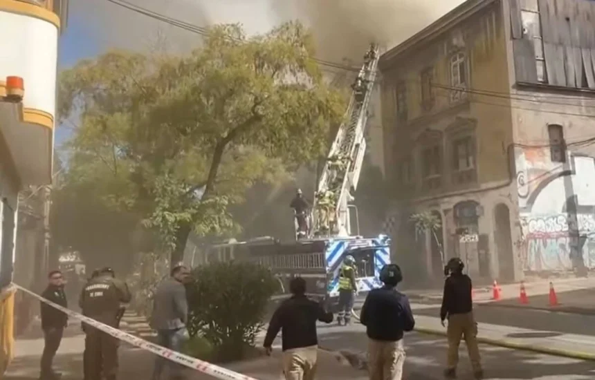 Incendio en Facultad de Derecho de la UDP moviliza a autoridades y comunidad universitaria