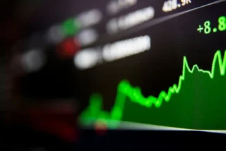 Acciones mineras: 12 tickers (Majors y Minors) y 8 ETFs para exponerte al ciclo — con 2 plataformas chilenas para partir