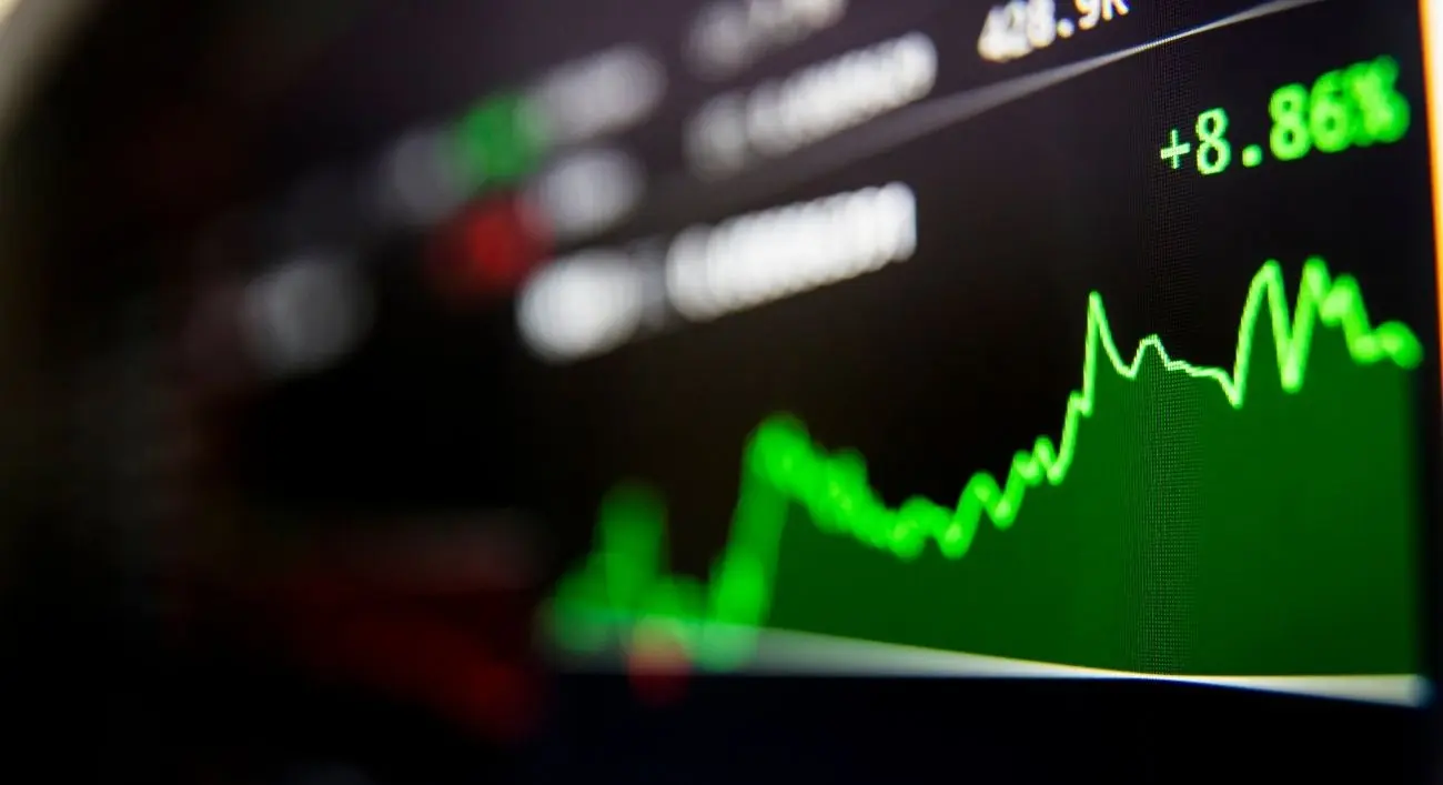 Acciones mineras: 12 tickers (Majors y Minors) y 8 ETFs para exponerte al ciclo — con 2 plataformas chilenas para partir
