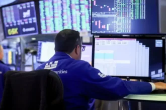 Acciones y bonos suben mientras petróleo cae en medio de tensiones globales
