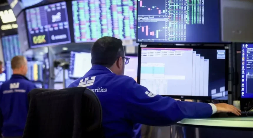 Acciones y bonos suben mientras petróleo cae en medio de tensiones globales