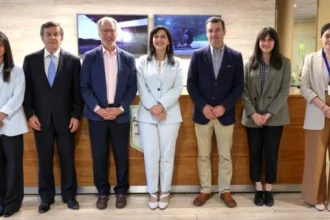 ACERA presenta visión de electrificación profunda y transición energética ante biministro Álvaro García