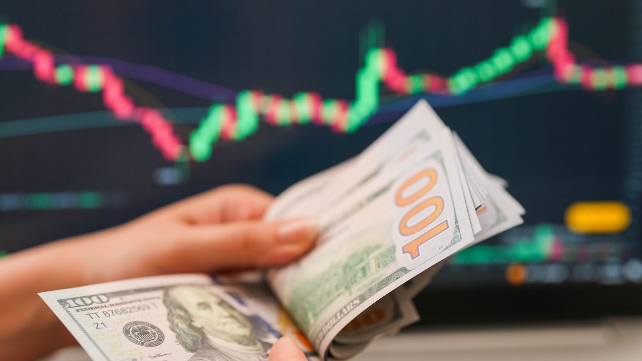 Acuerdo comercial entre UE y EEUU impulsa dólar en Chile a $970