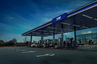 Acuerdo histórico entre YPF y Eni para duplicar producción de gas en Vaca Muerta