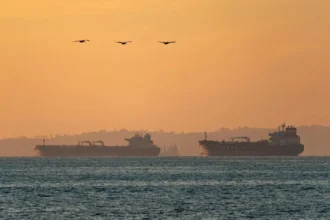 Acuerdo temporal entre EE.UU. e Irán reduce precios del petróleo y reactiva bolsas