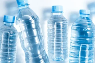 Agua embotellada supera al agua potable en niveles de nanoplásticos, según estudio