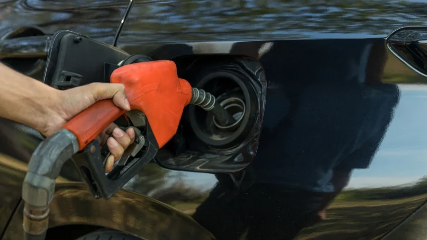 Estaciones de servicio en Chile ofrecen descuentos de hasta $300 por litro en mayo