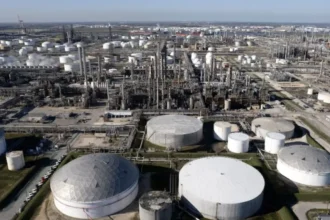 AIE dice que aún tiene 1.400 millones de barriles y puede liberar más crudo