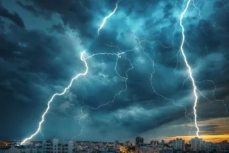 Emiten aviso por tormentas eléctricas con granizos y rachas para este miércoles en siete regiones