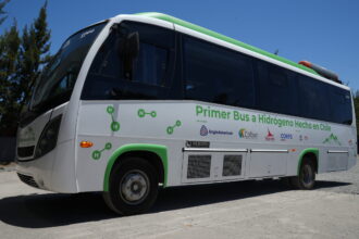 Alianza público-privada presenta el primer bus a hidrógeno hecho en Chile
