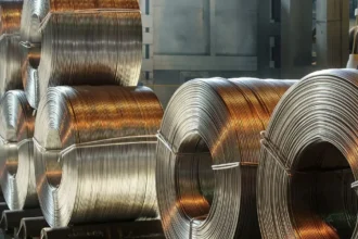Aluminio sube y prima en la LME toca máximos por daño en fundición de EAU